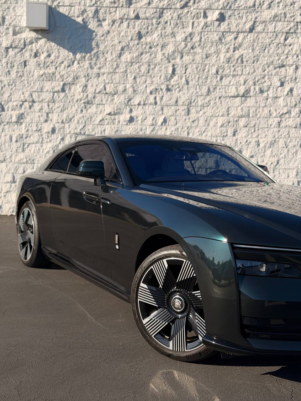 Rolls-Royce Spectre — Gloss Metallic Midnight Benzo Green, view 3