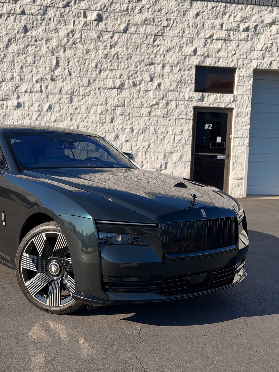 Rolls-Royce Spectre — Gloss Metallic Midnight Benzo Green, view 4