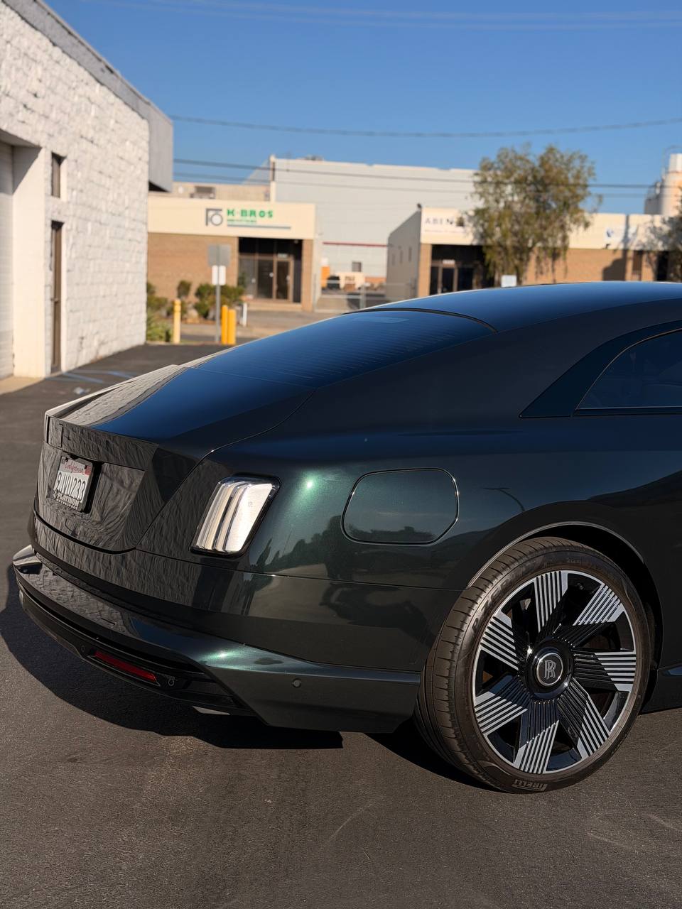 Rolls-Royce Spectre — Gloss Metallic Midnight Benzo Green, view 6